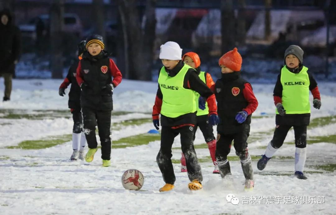 雪地快乐踢球,冰天雪地足球