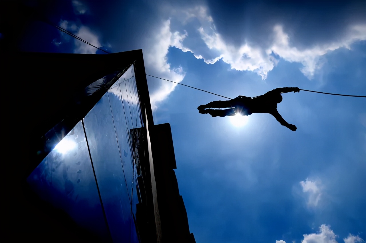 想象中的特警vs现实中的特警,想象中的特警和现实中的特警