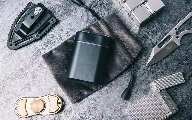 打火机大小的黑科技剃须刀，再硬的茬都能干掉，清洗相当容易