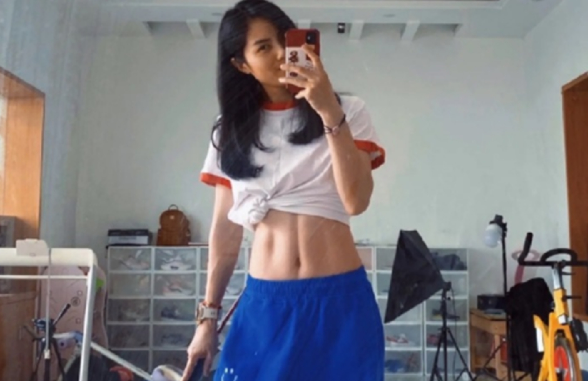 中学美女体育老师因身材走红，两个娃娃的辣妈，网友称想“上课”