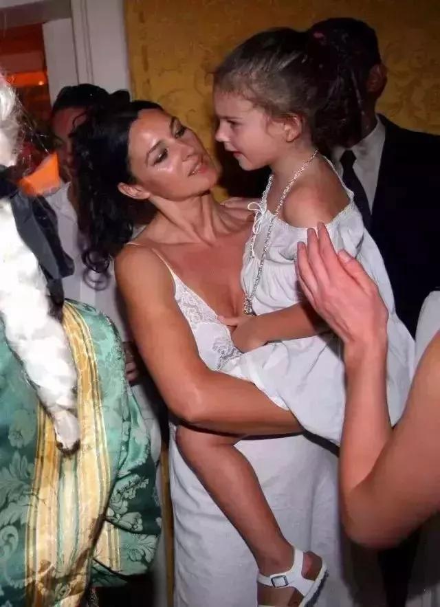 她是全球公认的最性感女神：“裸露”却不情色的人间*物尤**