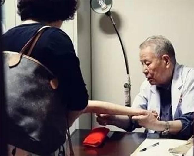 王鹤滨，曾任毛主席保健医生，两次救下长孙，离休后当赤脚医生