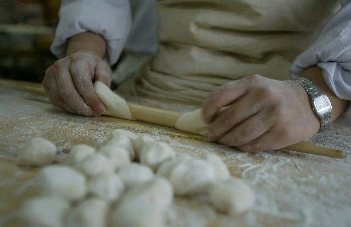 水饺皮怎么做才不会裂,包好的饺子皮厚怎样煮饺子皮才软