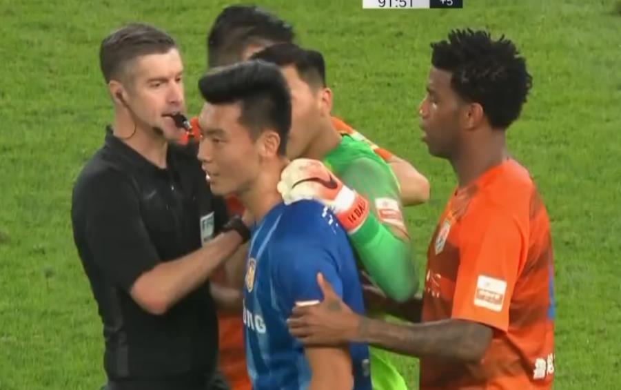 中超再现冲突：王大雷掐脖子，谢特拉为小弟出头，半路杀出个戴琳