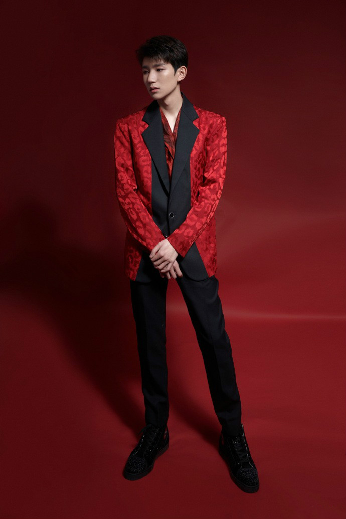 tfboys易烊千玺白衬衫,tfboys十周年易烊千玺穿搭