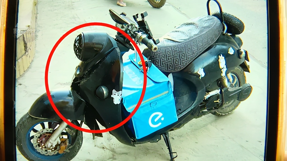 好好的送着外卖，前杠突然断裂，骑车人瞬间飞了出去……