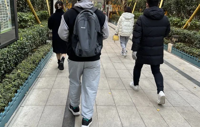 每个人的衣橱里都有一条灰色卫裤,每个人是不是都有一条灰色卫裤