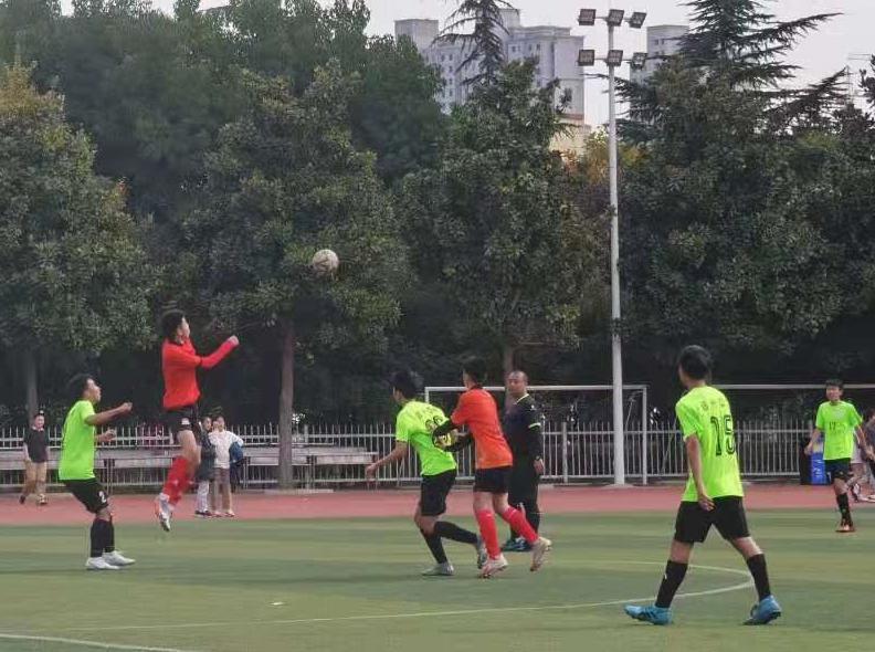 我市青少年校园足球再创佳绩,小学生获得市级联赛足球冠军喜报