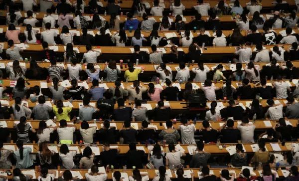 把160个学生塞进1间教室，分几步？