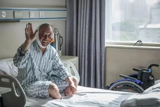 26岁登上了人生第一座雪山,他失去双腿后69岁再次登上珠峰