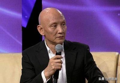 娶初恋女友，因拍戏谢顶，演半辈子反派，61岁的杜玉明怎么样了？