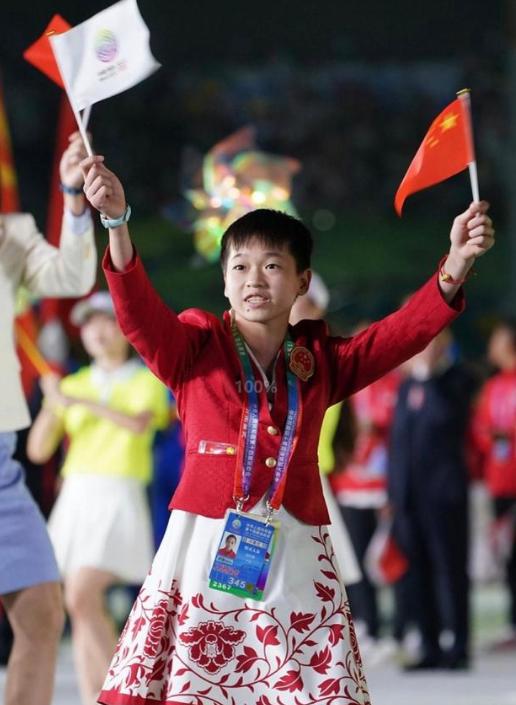 杨倩被称跪族少女，王梦洁上热搜，红姐无辜躺枪，用万元手机被黑