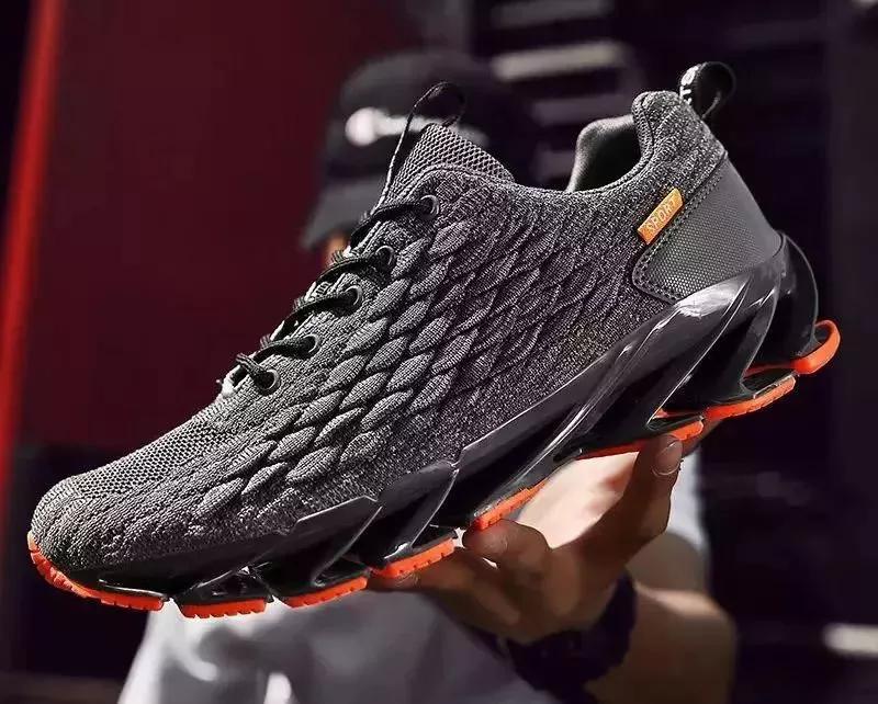 一双鞋装上28片“刀锋”弹簧，缓解脚底压力，跑步和走路一样轻松