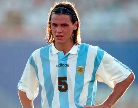 阿根廷足球历史十大巨星排行榜,阿根廷十大足球球星排名