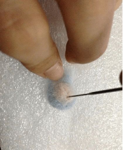 羊毛毡温暖手作,羊毛毡怎么在球上戳出爱心