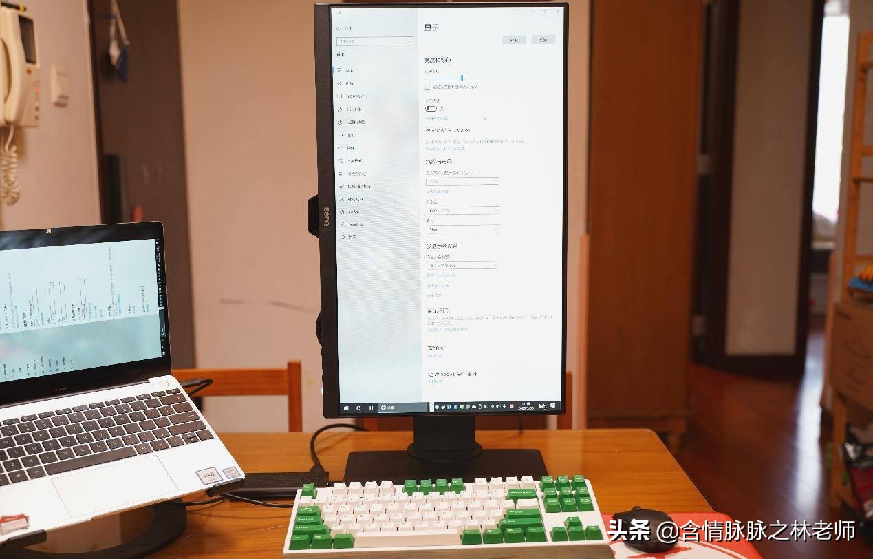 办公桌面打造,笔记本桌搭外接显示器精致布局