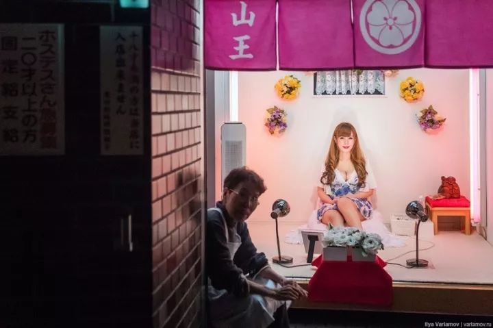 俄罗斯记者闯入日本*灯区红**，冒死*拍偷**下了大量照片