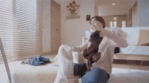 躺着都能洗衣服！国人变态黑科技，一泡，衣服自己就干净了