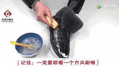 鞋子里倒东西,鞋子不用刷就能干净的方法