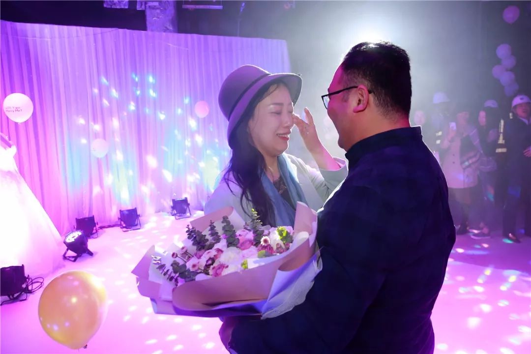 求婚钻戒视频浪漫周大福,周大福400米高空求婚视频