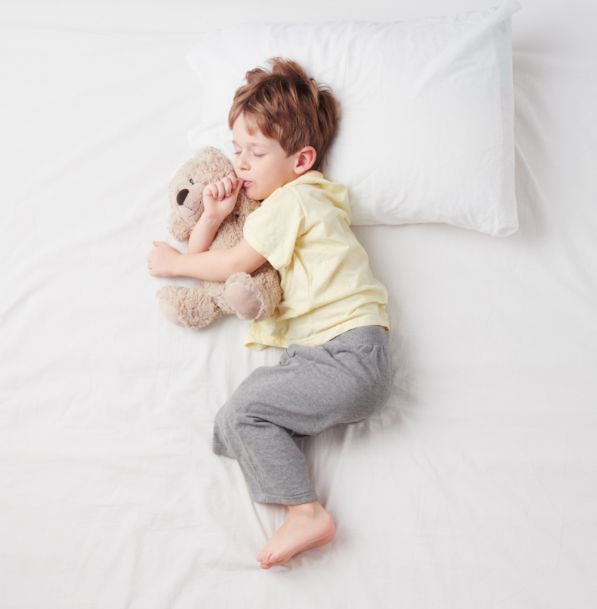 5岁男孩摸着妈妈乳房才能入睡，“恋物”扎了多少妈妈的心