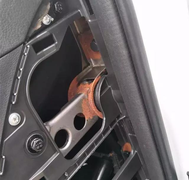 车子被喷到飞漆怎么能清理掉,车子小刮蹭怎么处理