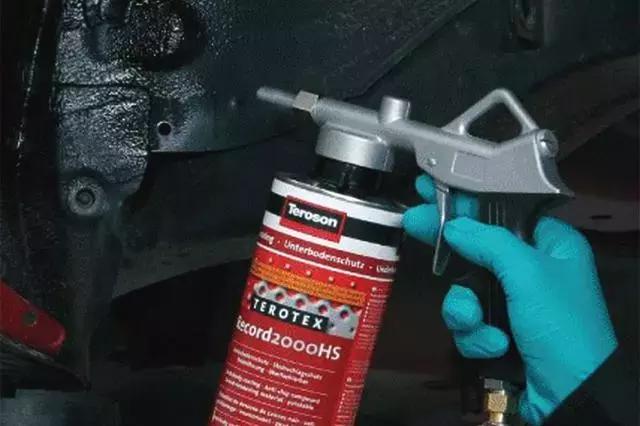 车子被喷到飞漆怎么能清理掉,车子小刮蹭怎么处理