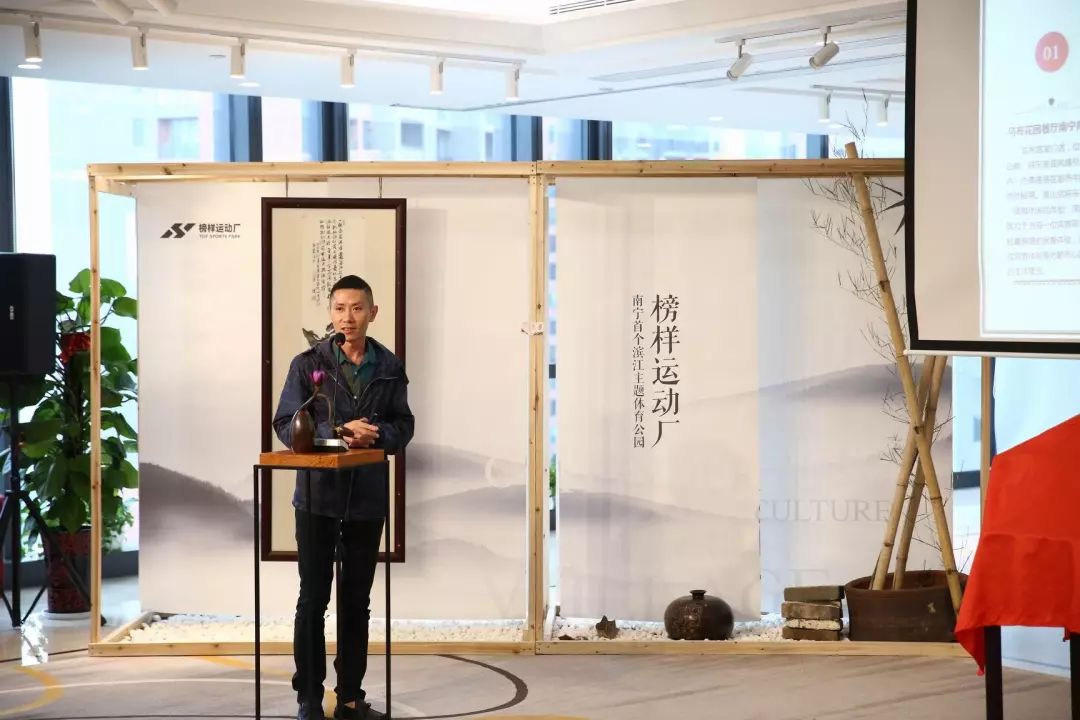 南宁缸瓦窑艺术文化村,南宁缸瓦窑文化艺术村游客摘花