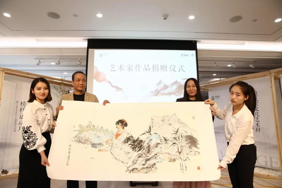 南宁缸瓦窑艺术文化村,南宁缸瓦窑文化艺术村游客摘花