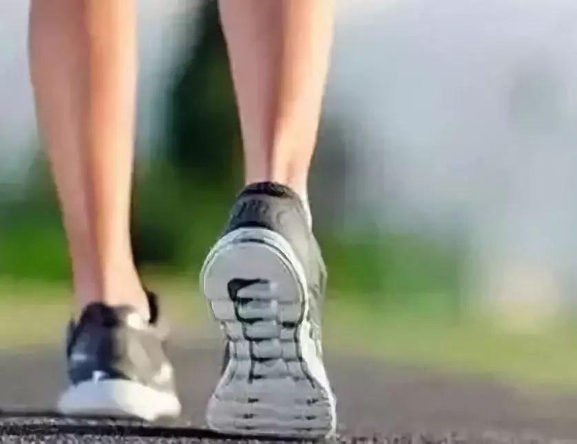 鞋底磨损能看出你的足部问题,从鞋底磨损程度看出你的健康状况