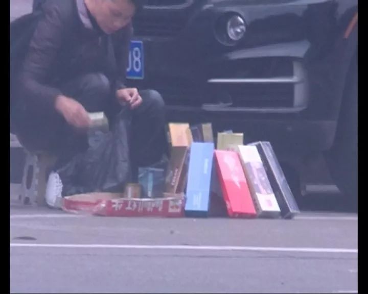 路边的“软中华”香烟10元一包摊贩坦言“抽不死人”