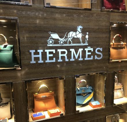 在广州的破旧小区里，一只爱马仕birkin只要5000元