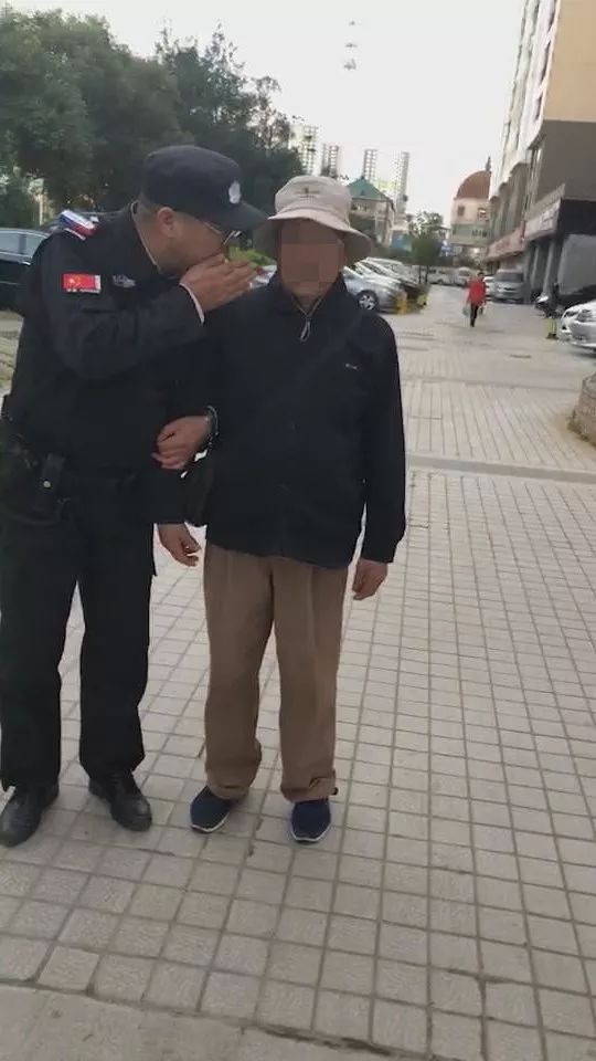 八旬老人外出迷路民警暖心救助,点赞暖心民警护送迷路老人回家