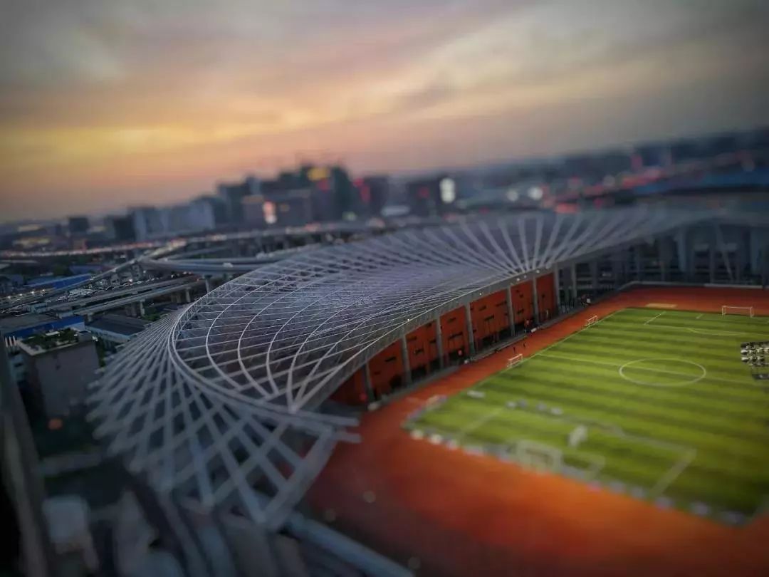 让全大宁人沸腾的足球赛开踢啦！300多名业主约战静安体育中心