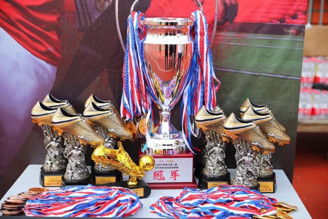 让全大宁人沸腾的足球赛开踢啦！300多名业主约战静安体育中心