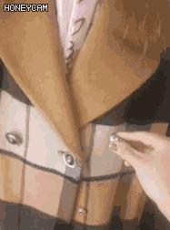 大衣不用熨烫怎么去褶皱,大衣不用洗的办法