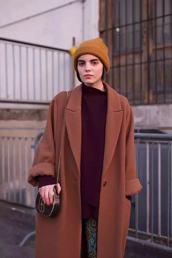 大衣不用熨烫怎么去褶皱,大衣不用洗的办法