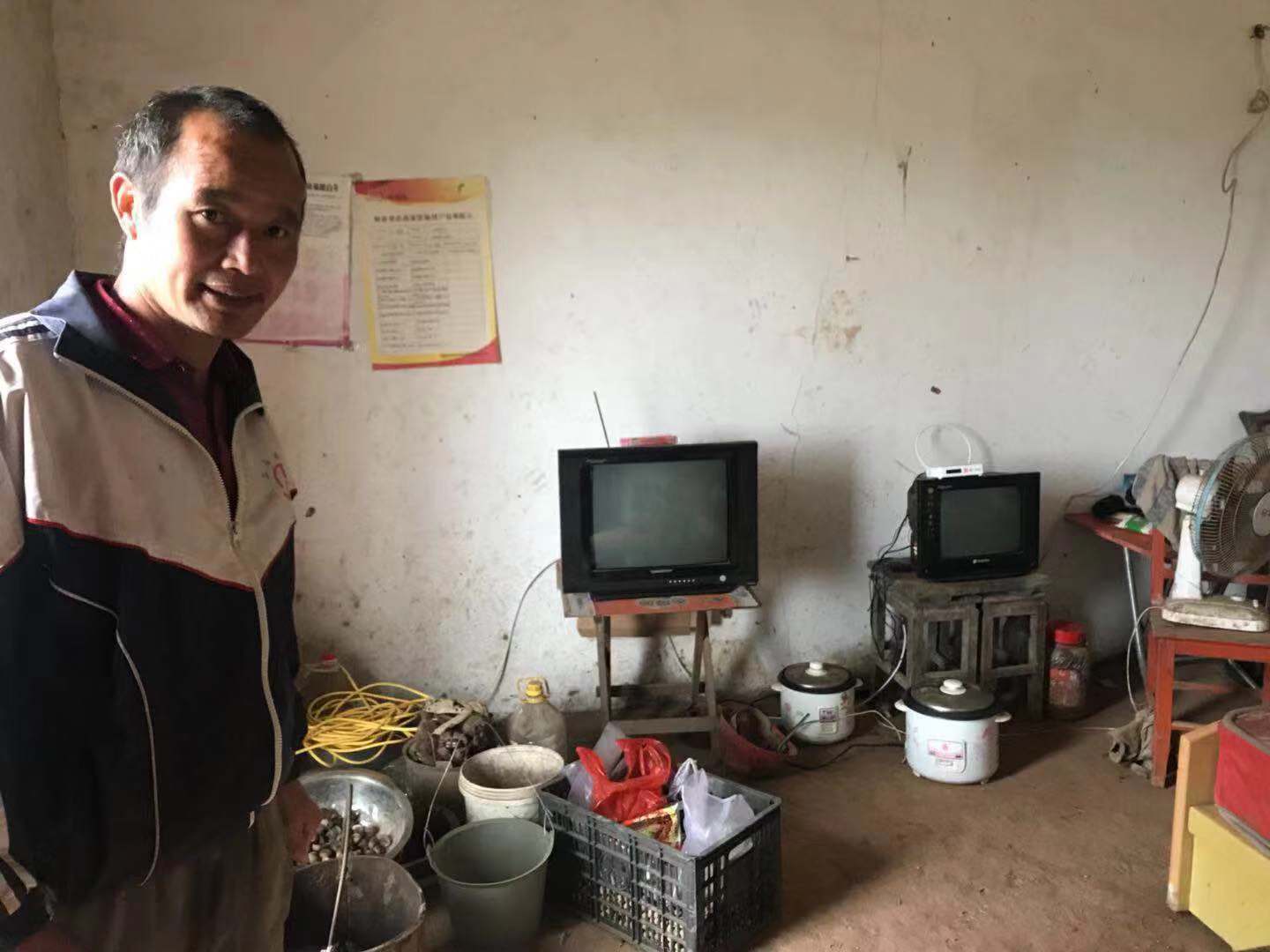 遭受*绑捆**、灼烫、殴打多年，一年出警三四十次，8个孩子仍然……