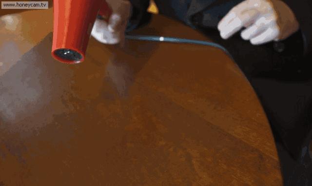 她用吹风机对着厨房墙壁吹一下，结果邻居个个都学她！