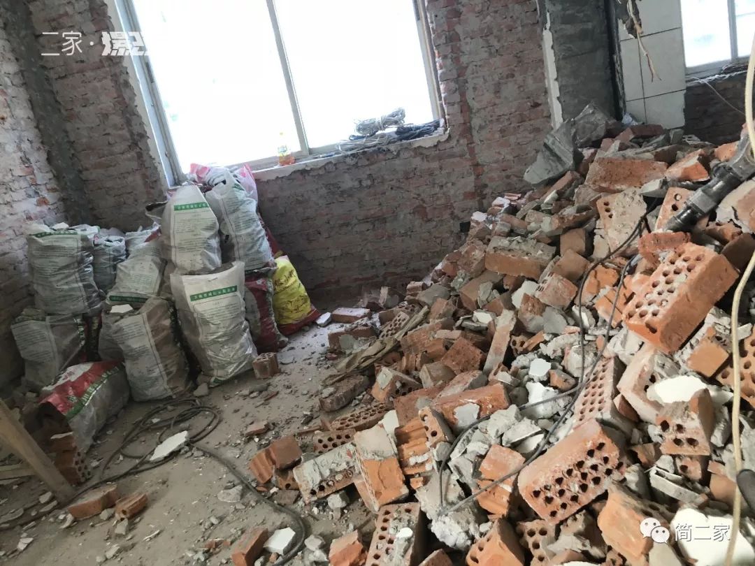 我们轰轰烈烈拆了10面墙，最后，在卧室吃上了烤翅……