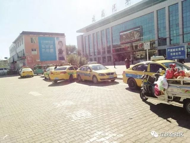 老人过马路掉落一袋苹果,92岁老人过马路时不幸跌倒