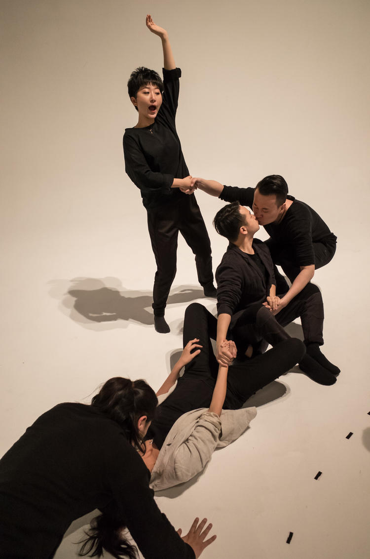 导演王翀：如果纯粹是为了消遣，戏剧之外有太多别的行业可以选择｜乌镇戏剧节