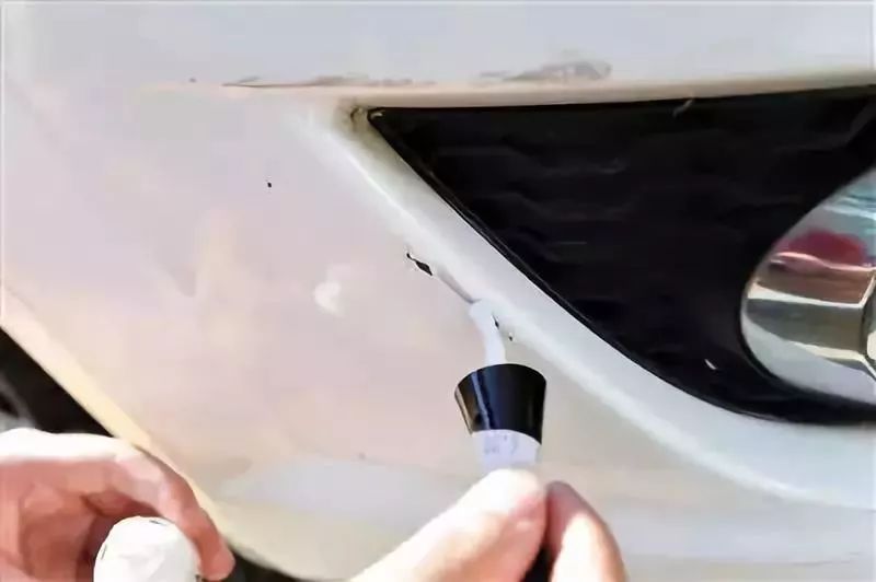 白色汽车有刮痕用什么补好,白色车有刮痕怎么补