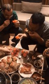 螃蟹跟柿子一起吃会中毒吗,螃蟹和柿子一起吃会中毒