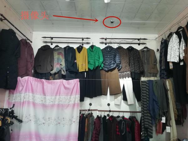 试衣间偷衣服被发现,女子在服装店偷衣服被抓