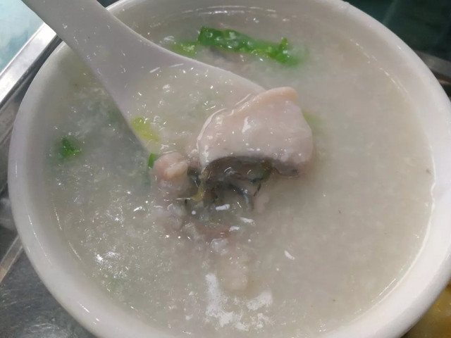 住在西村的人，根本不用煮饭……