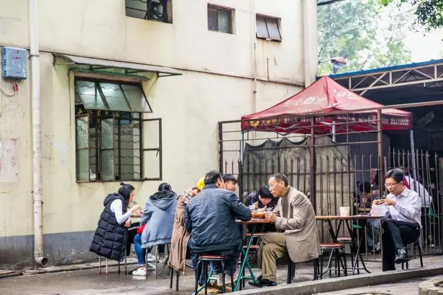 住在西村的人，根本不用煮饭……
