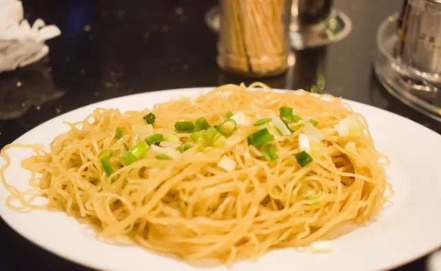 住在西村的人，根本不用煮饭……