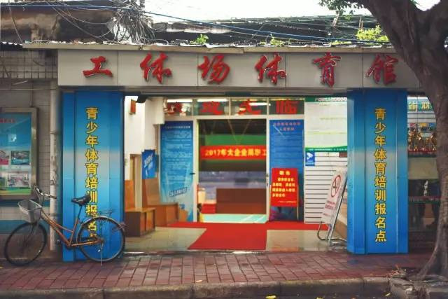 住在西村的人，根本不用煮饭……