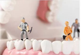 用了美白牙膏白了一颗牙,用了美白牙膏后还用清洁吗